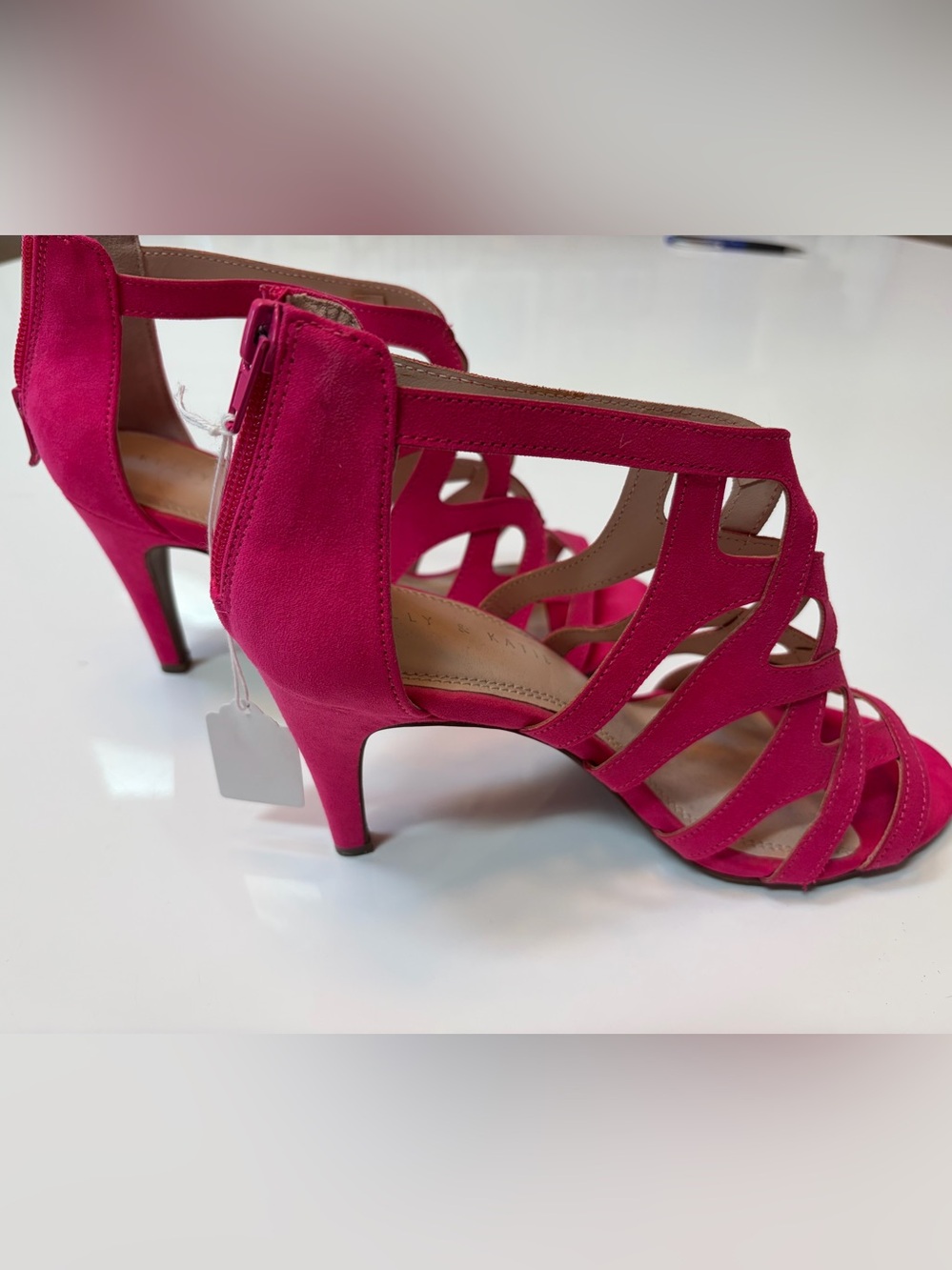 #893 Kelly & Katie NWOB Hot Pink Strappy Suede Mid-Heel Sandals